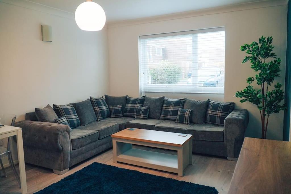 Modern 2 Bed Apartment Near City Centre Chelmsford Exterior foto